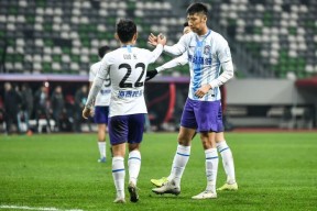 包含李学鹏曾跟邓卓翔是国少好友，如今后者已退役，而他还在坚持的词条