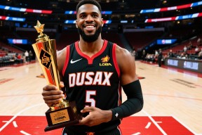 热火前锋获赛季最佳防守球员称号