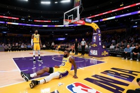 NBA更新了球员伤病情况，湖人队球员缺席比赛