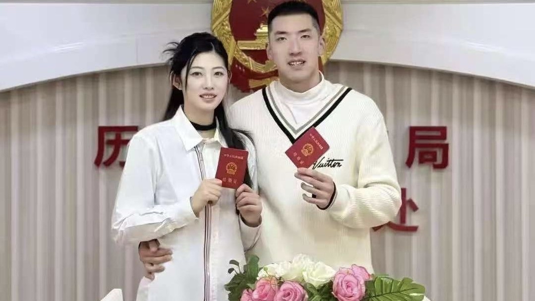 辽宁男篮“硬汉”娶回网球界气质女神！甜蜜求婚现场曝光